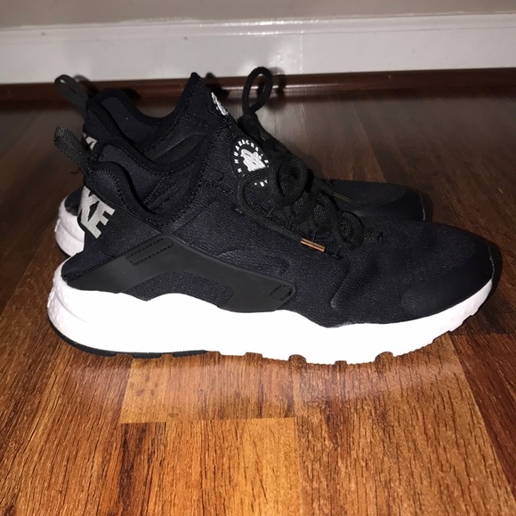 Nike Shoes - Nike Air Huarache Size 10